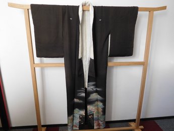 Traditionele Japanese Kimono zwart huis/bomen