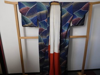 Traditionele Japanase Kimono spikkels in vakken blauw bloemetjes