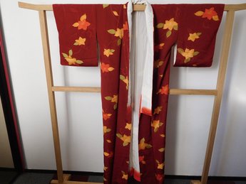 Traditionele Japanase Kimono donkerrood bloem