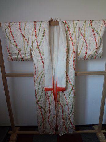 Traditionele Japanse Kimono wit met rode en groene lijnen