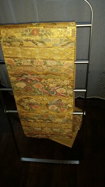 Japanse Obi goudkleur met bloemen en vogels