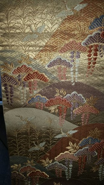 Obi goudkleuring met hangende figuren