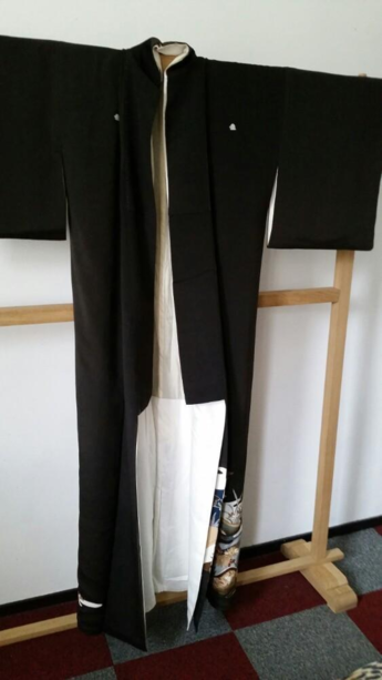 kimono zwart met bruine bladeren en bloemen