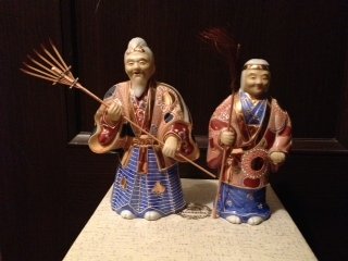 Japanse Kutani yaki Porseleinen Beeldjes Okina Takasago  Dit is een set van twee Kutani aardewerk porselein okimono standbeelden van het beroemde spel Noh genoemd Takasago.  In de Japanse cultuur, zijn de Takasago personages het symbool van levensduur en echtelijke harmonie geworden