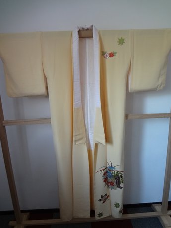 kimono geel met geborduurde bloemen