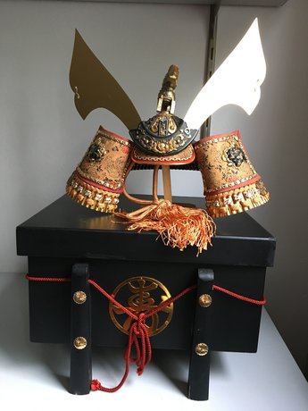 Japanse Samurai Helm Kabuto op Lakdoos