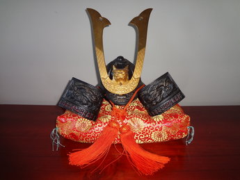 Genji Kabuto Samurai helm   De helm is verkregen uit een antiekwinkeltje in Nara te Japan. Het is uit de Showa periode en weegt ongeveer 3 kilo. De helm is gemaakt van ijzer.Het is een Genji Kabuto ,de helm wordt gebruikt voor display. Het is een originele Genji Kabuto. Gemeten tot hoogste punt is 25 cm en 21 cm diameter. 