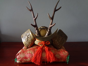 Genji Kabuto Samurai helm   Het is uit de Showa periode en de helm is gemaakt van ijzer.Het is een Genji Kabuto ,de helm wordt gebruikt voor display. Het is een originele Genji Kabuto. Gemeten tot hoogste punt is 31 cm en 23 cm diameter.