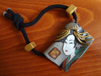 Japanse Ketting Sjanson door Keiko Yamano Osaka Japan  Keiko Yamano is een Japanse artiest uit Osaka. Al haar sieraden maakt zij zelf met de hand. De stoffen worden gebruikt van oude zijde kimono. Het schilderwerk en bakwerk doet ze zelf met veel passie. Alle sieraden zijn authentiek. In diverse gallery en bekende warenhuizen in Japan kunnen haar sieraden liggen. Ook is ze verschenen in het Kansai televisieprogramma KTV met een programma toegewijd aan haar werken.