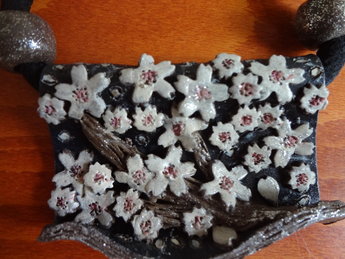 Japanse Ketting Sakura door Keiko Yamano Osaka Japan  Keiko Yamano is een Japanse artiest uit Osaka. Al haar sieraden maakt zij zelf met de hand. De stoffen worden gebruikt van oude zijde kimono. Het schilderwerk en bakwerk doet ze zelf met veel passie. Alle sieraden zijn authentiek. In diverse gallery en bekende warenhuizen in Japan kunnen haar sieraden liggen. Ook is ze verschenen in het Kansai televisieprogramma KTV met een programma toegewijd aan haar werken.