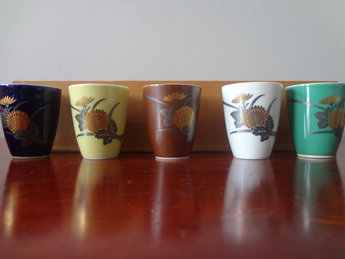 Japans Porselein AritaYaki Sake 5kopjes Japan Vintage JP  inclusief houten kistje in goede staat