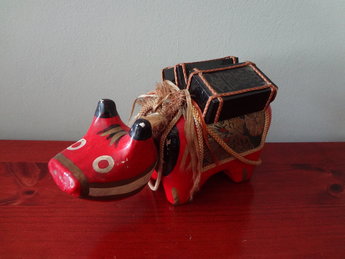 Japanse Houten Akabeko  Meiji / Begin Showa periode  Akabeko is een traditioneel speelgoed uit de Aizu regio van Japan . Het speelgoed is gemaakt van twee stukken van papier- mache bedekte hout , gevormd en beschilderd als een rode koe of os . Het hoofd en de nek hangt aan een koord en past in het holle lichaam . Als het speelgoed wordt verplaatst , beweegt het hoofd dus op en neer en van links naar rechts .  Aizu legende beweert dat het speelgoed is gebaseerd op een echte koe die leefde in de 9e eeuw en toonde zijn toewijding aan Boeddha en weigerde de tempel die mede door de abeko gemaakt was te vertrekken. De vroegste Akabeko speelgoed werd gemaakt in de late 16de of vroege 17de eeuw .  Akabeko speelgoed werd zeer populair in het bijgeloof om ziekten af te weren, dat bijgeloof blijft bestaan in de moderne tijd.
