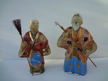 Japanse Kutani yaki Porseleinen Beeldjes Okina Takasago  Dit is een set van twee Kutani aardewerk porselein okimono standbeelden van het beroemde spel Noh genoemd Takasago. In de Japanse cultuur, zijn de Takasago personages het symbool van levensduur en echtelijke harmonie geworden