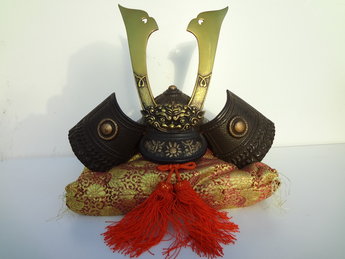Genji Kabuto Japanse Samurai helm 3 Japan  Het is uit de Showa periode en de helm is gemaakt van ijzer.Het is een Genji Kabuto ,de helm wordt gebruikt voor display. Het is een originele Genji Kabuto uit Japan.  Inclusief kussen voor de Kabuto  Gemeten tot hoogste punt is 28.5 cm en 26 cm diameter.  Ongeveer 4 kilo